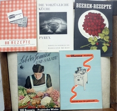 5 Kookboekjes uit de jaren 40 in het Duits.(zie foto).